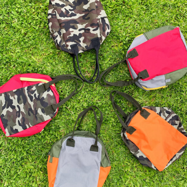 Lunchera camuflada combinada con naranja